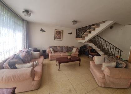 Casa con amplios espacios, jardín trasero y patio delantero en Col Avante