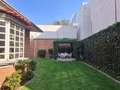 Hermosa casa iluminada, 3 rec/4 ba/ 3 gar y lindo jardín en Exclusivo Fracc