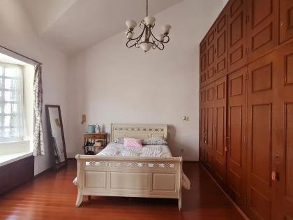 Hermosa casa iluminada, 3 rec/4 ba/ 3 gar y lindo jardín en Exclusivo Fracc