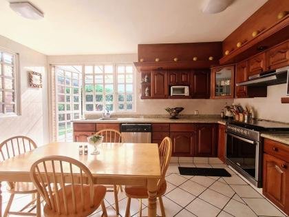 Hermosa casa iluminada, 3 rec/4 ba/ 3 gar y lindo jardín en Exclusivo Fracc