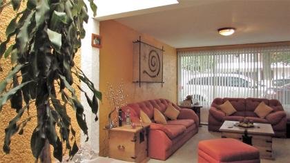 Linda casa iluminada, 3 rec, 2 ba, 2 gar, en Condominio, atrás de Prepa 1