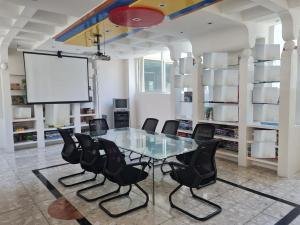 Edificio en Col. Granjas México, con oficinas y bodega industrial