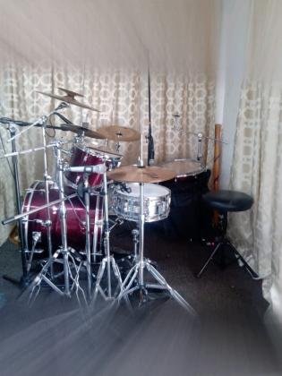 cursos presenciales  de bateria, canto saxofon, clases de canto, escuela de musica