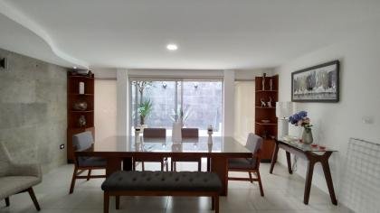 Linda Casa minimalista, excelentes espacios y ubicación frente a Parque
