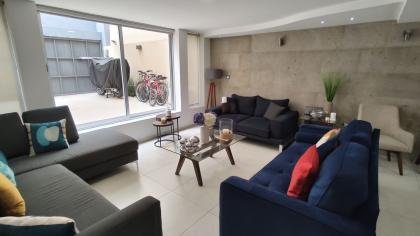 Linda Casa minimalista, excelentes espacios y ubicación frente a Parque