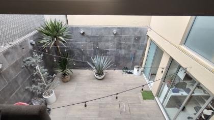 Linda Casa minimalista, excelentes espacios y ubicación frente a Parque