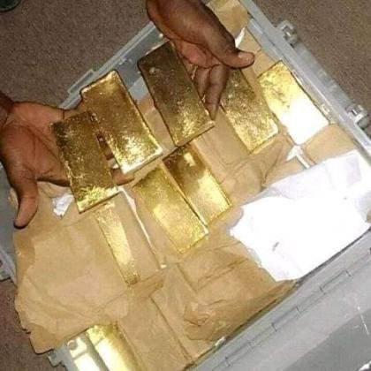 Venta de lingotes y polvo de oro.