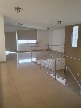 Versátil Propiedad en Villa Encantada: Ideal para Negocios